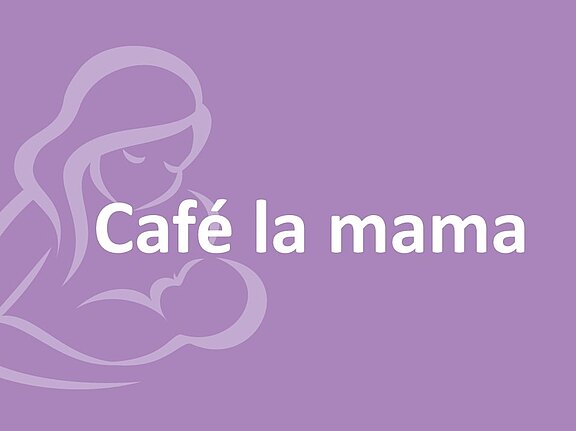 Eine stilisierte Darstellung einer Mutter, die ein Baby hält. Der Hintergrund ist lila, und in der Mitte steht der Schriftzug „Café la mama“ in großen, weißen Buchstaben.