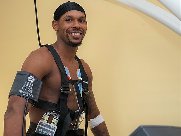 Mart Rayshawn, der neue Pointguard des BBC Bayreuth, bei der Leistungsdiagnostik in der Sportkardiologie der Klinikum Bayreuth GmbH