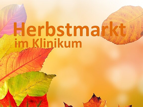 Grafik mit bunten Herbstblättern auf warmem Hintergrund; zentraler Text: Herbstmarkt im Klinikum.